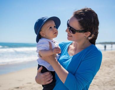 Madre e bambino al mare, giornata di sole.