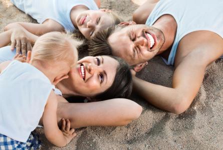 Glückliche Familie entspannt am Strand.