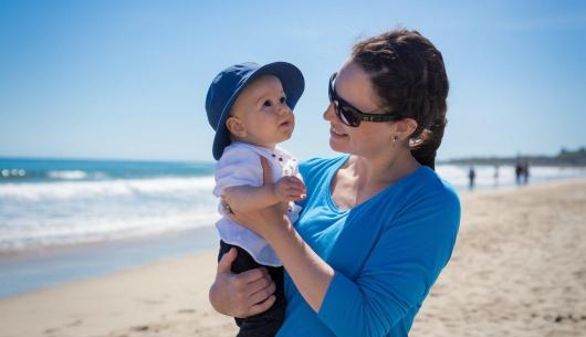 Madre e bambino al mare, giornata di sole.